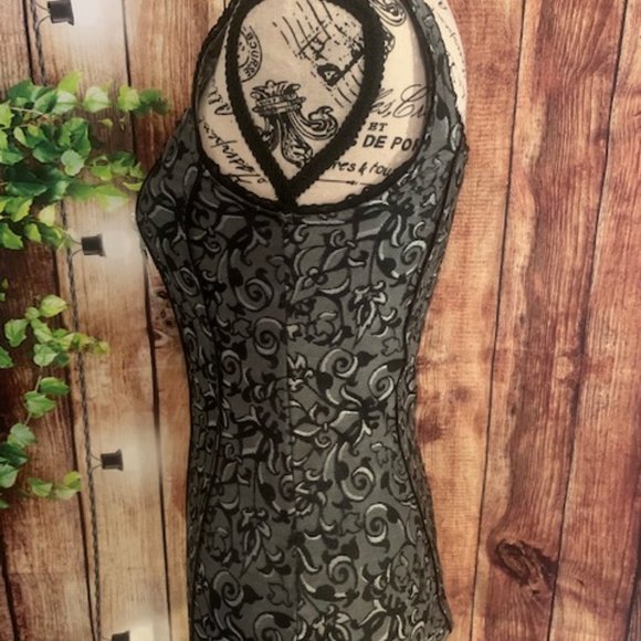 Beautiful Bodice - Picture 3 of 9